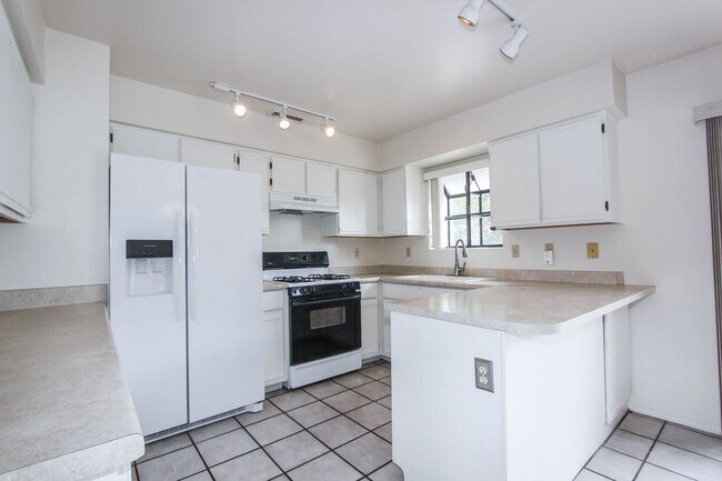 Building Photo - Four Bedroom in Prescott Valley