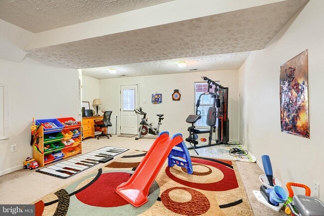 Building Photo - 10 Bluestem Ct