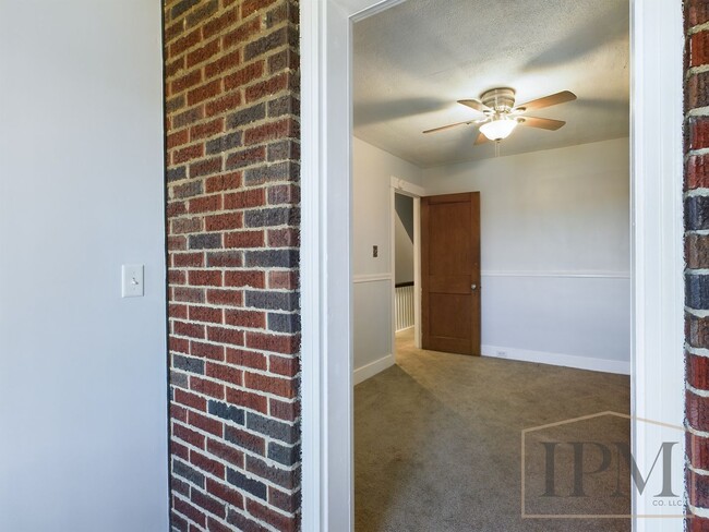 Building Photo - Available Now 3 bed 1 bath Located in Cent...