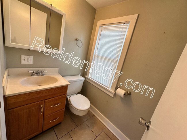Building Photo - Cozy 3 Bed 1.5 bath