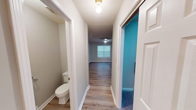 Building Photo - Charming one-story 1st level end unit condo