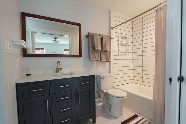 Building Photo - Available 11/1. Beautiful 3 BR/2BA availab...