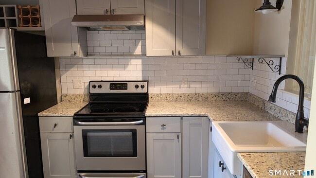 Building Photo - 839 Main St