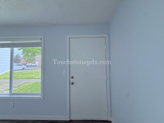 Building Photo - Inviting East Portland Apartment with Bright Living and Everyday Comfort