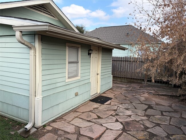 Building Photo - 405 1/2 Walton St