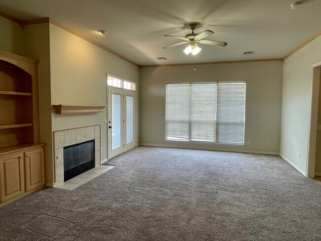 Building Photo - Great 3 Bed 2 Bath in a Gated Neighborhood!!