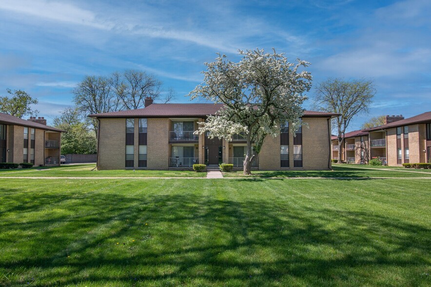 Courtyard - The Cove at Allen Park - Allen Park, MI