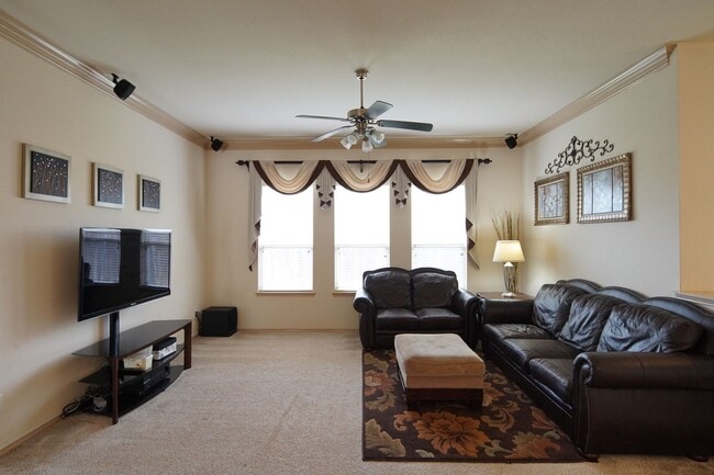Building Photo - Spacious and well-maintained home located in the established community of Arlington!