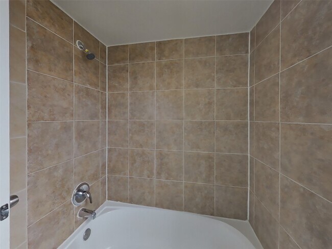 Building Photo - 7318 Foxway Ln
