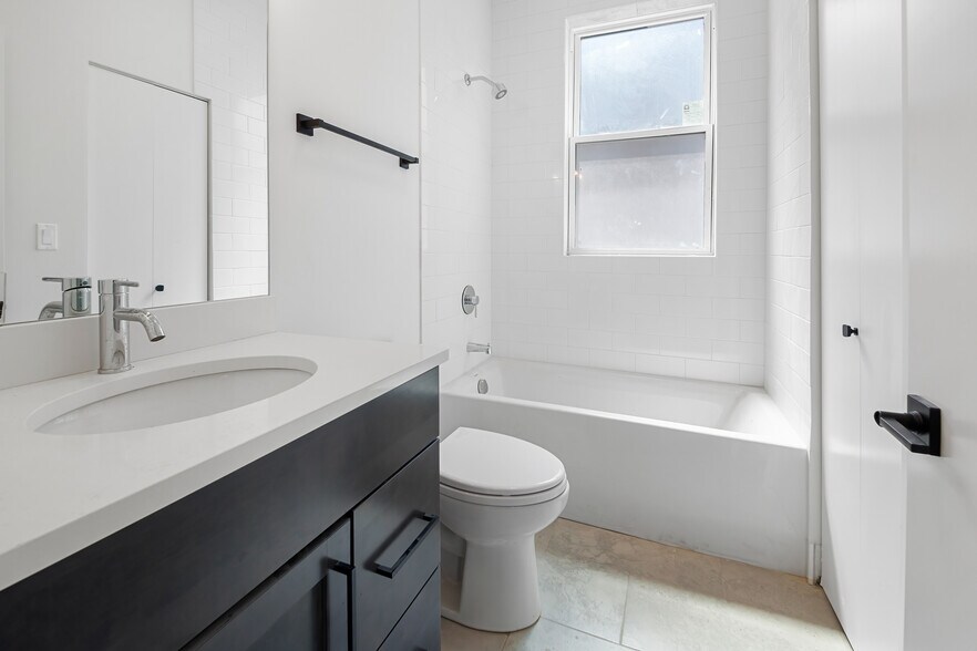 Building Photo - 1921 W Summerdale Ave