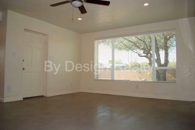 Building Photo - Recently Updated - 3 Bed 2 Bath - Large Ga...