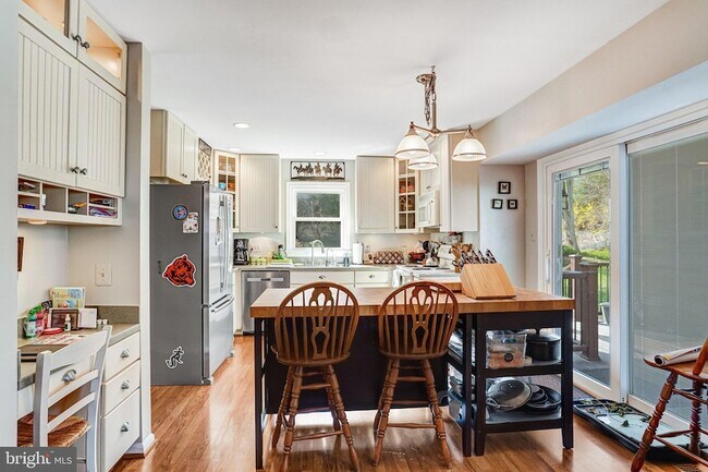 Building Photo - 6302 Shiplett Blvd