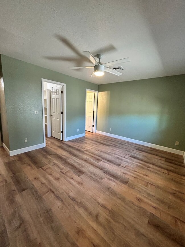 Building Photo - Unfurnished Home!