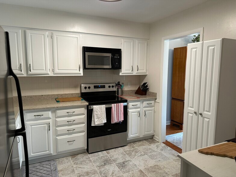 Building Photo - 616 Barlin Dr