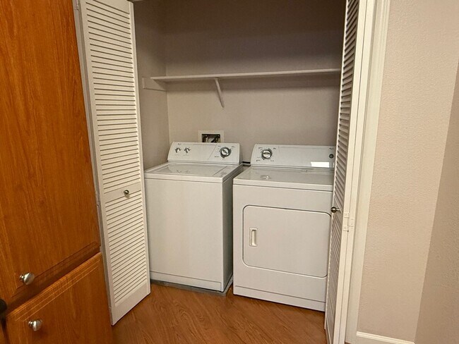 Building Photo - Beautiful 2 Bedroom 2 Bath Condo in the Desirable Villa Cortina Community!