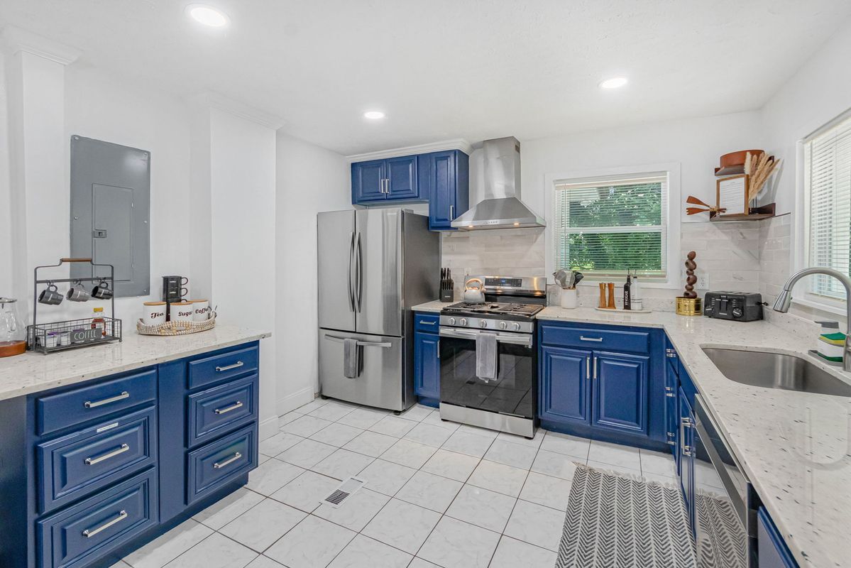 Building Photo - 2100 Cascade Rd