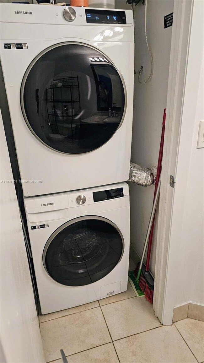 Building Photo - 1900 N Bayshore Dr