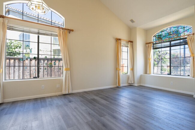 Building Photo - ***Exceptional 3BR/2.5BA Residence in Prime *** San Leandro Location