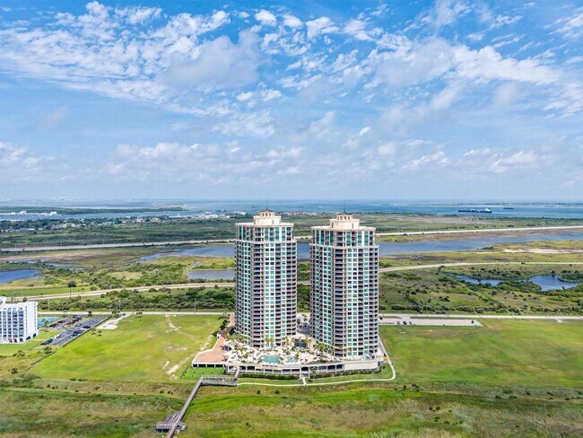 Building Photo - 801 E Beach Dr