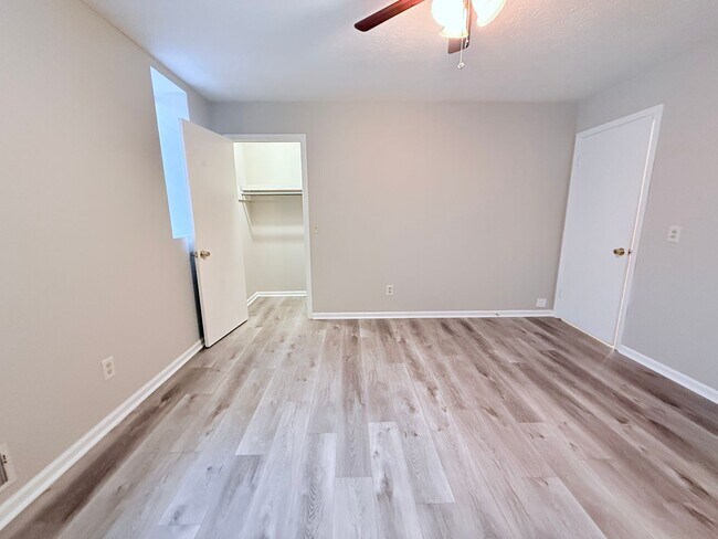 Building Photo - Downtown Sugar Hill Townhome - 2 bed/1.5 bath end unit
