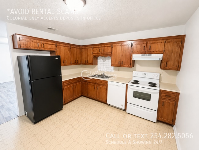 Building Photo - 4805 Cedarhill Cir