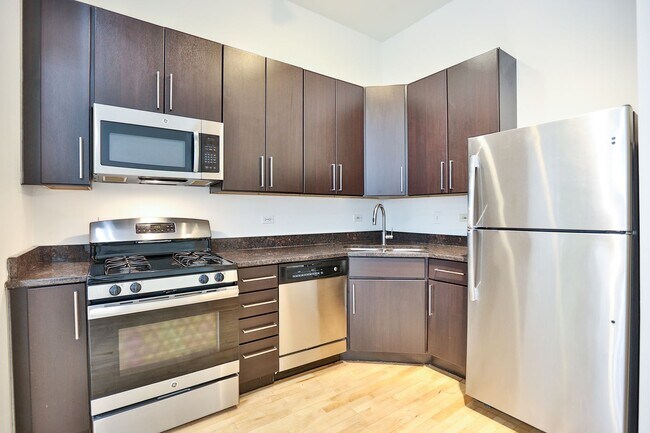 Building Photo - Wicker Park Large Sunny 1 Bedroom. Beautiful Courtyard. Great Location. Laundry/Internet.