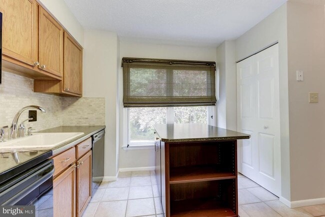 Building Photo - 1605 Oak Spring Way