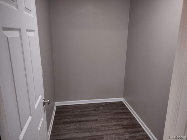 Building Photo - Charming 2-Bed Home in Commerce Township with Modern Amenities