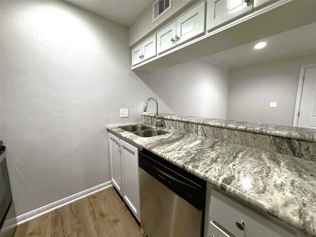 Building Photo - 5333 Richmond Ave