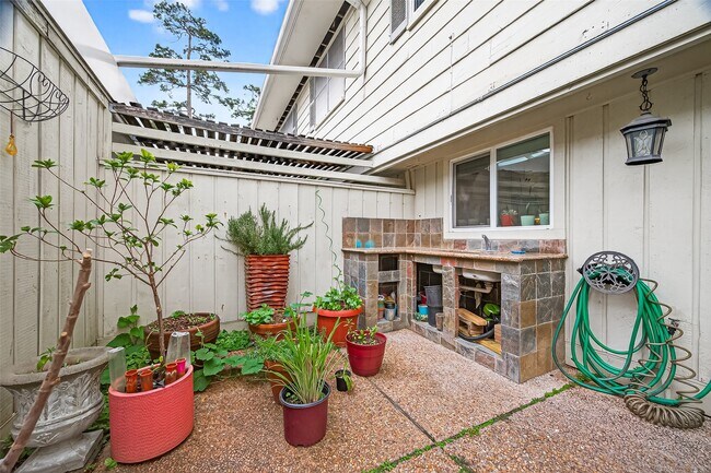 Building Photo - 12705 Huntingwick Dr