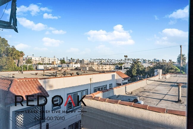 Building Photo - 511 N Kenmore Ave