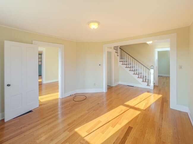 Building Photo - Spacious Renovated Colonial on The Lebanon Green
