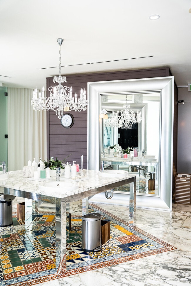 Building Photo - 495 Brickell Ave