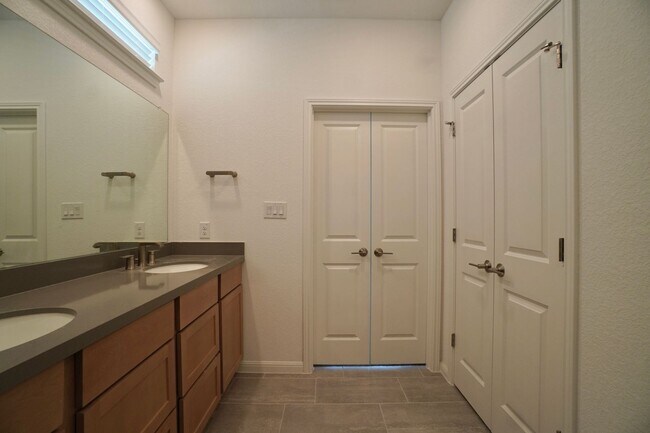 Building Photo - 1610 Iberville Dr