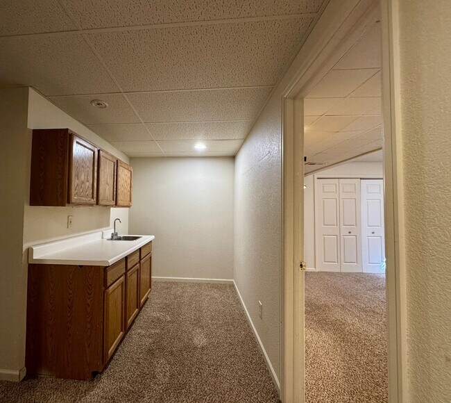 Building Photo - 2404 S Holman Cir