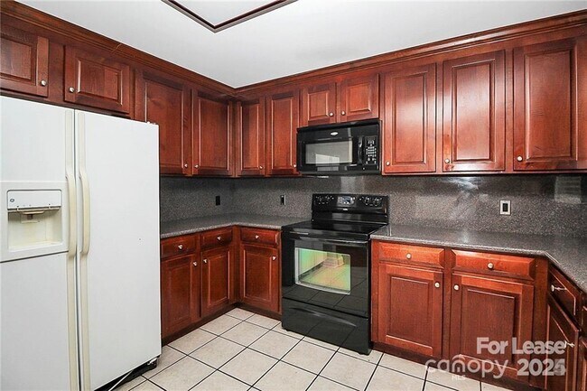 Building Photo - 1005 Rainbow Dr