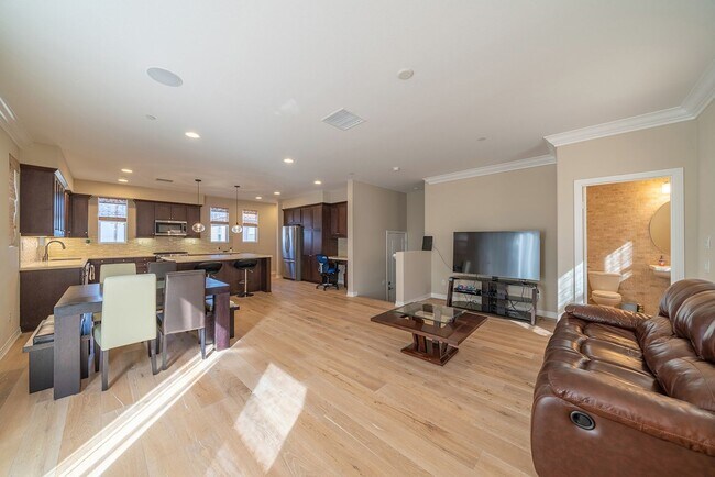 Building Photo - Gorgeous Lomita Townhome