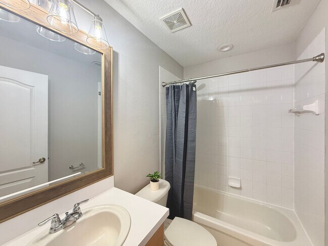 Building Photo - Clean and Comfortable 3 Bedroom Townhome