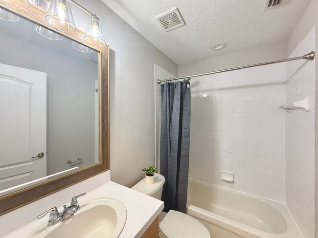 Building Photo - Pristine 3-Bed/2.5 Bath Townhome Ready for Move-in- Bradenton FL!!