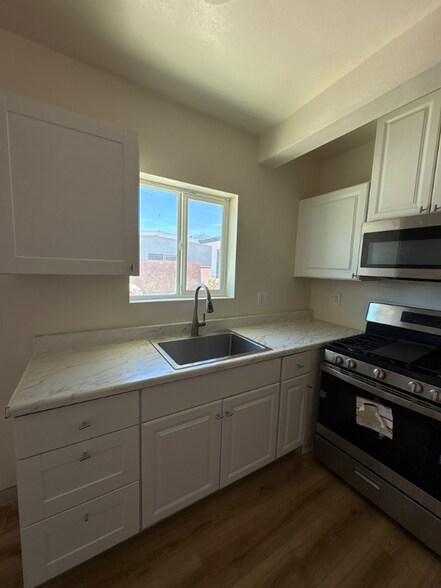 Building Photo - 1051 W Ave J14