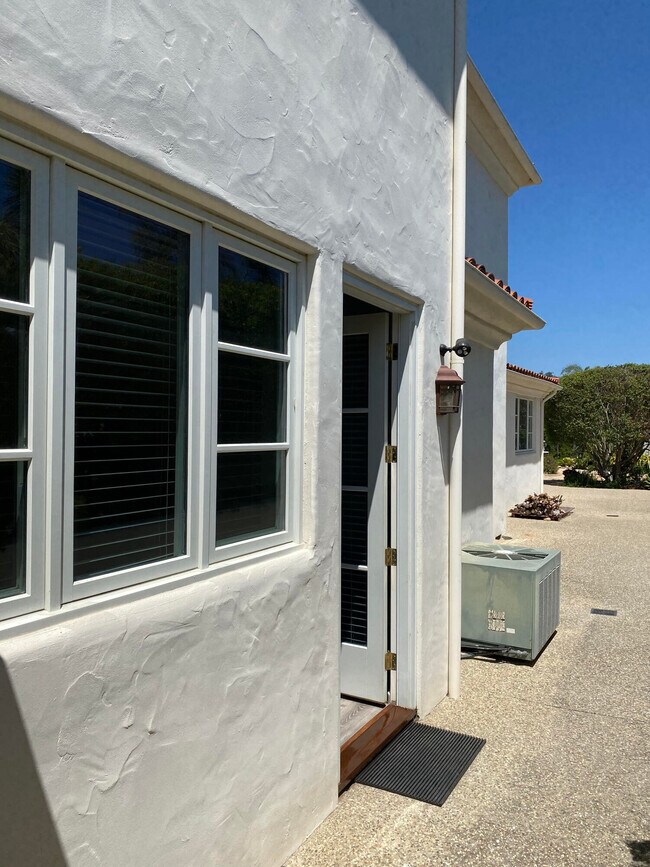 Building Photo - 740 Alto Dr