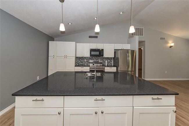 Building Photo - 400 Oak Knob Dr