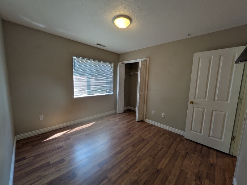 Building Photo - 861 W Columbia Ln