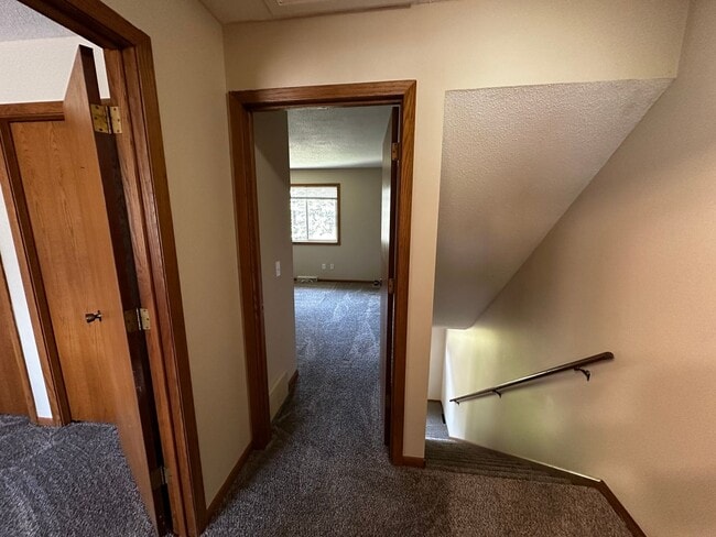 Building Photo - 2 bed 2 Bath 2 Story Townhome