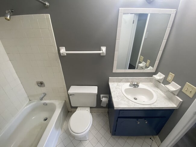 Building Photo - 923 Oak Vale Dr