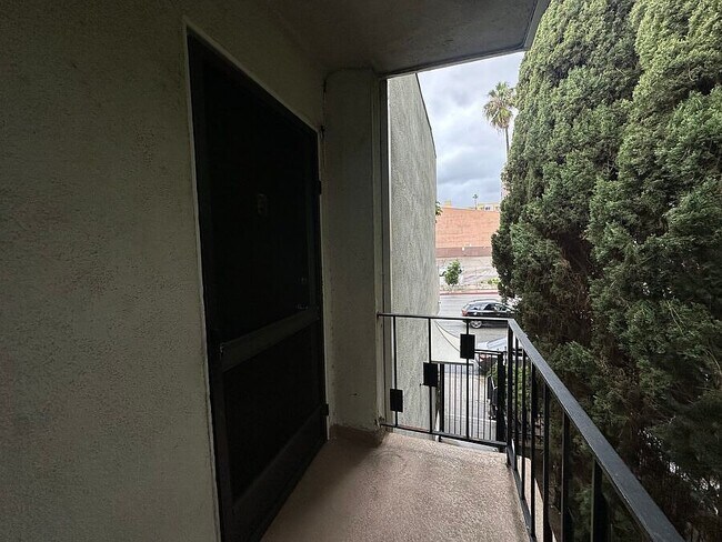 Building Photo - 1432 N Fairfax Ave