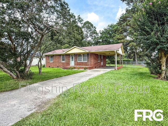 Building Photo - 910 Holloman St