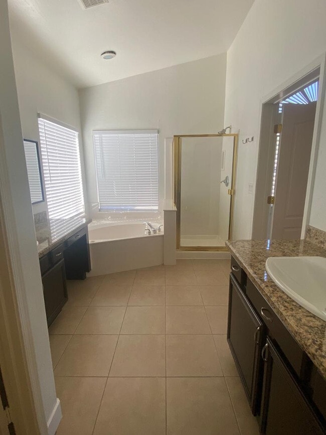 Building Photo - 8122 E Theresa Dr