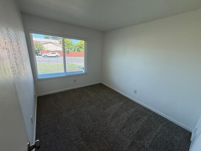 Building Photo - 4 Bed / 2 Bath | Rosemont Single Family Home Available