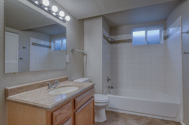 Building Photo - Centrally located 4 bedroom home!